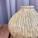 Wazon ceramiczny „Deep Lines” - unikatowa ceramika rzeźbiona