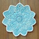 Dwie duże ceramiczne śnieżynki - zawieszki w bieli i turkusie (ok. 15 cm) 