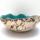 Artystyczna misa ceramiczna z turkusowym wnętrzem