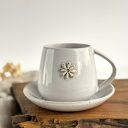 Kubek / Filiżanka ze spodkiem beczułka ręcznie robiona 320 ml - Biała stokrotka