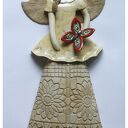 Anioł wiszący w piaskowej sukni z motylem