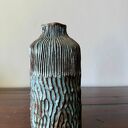 Wazon ceramiczny Deep Lines - ręcznie rzeźbiony, błyszczące szkliwo w odcieniach niebieskiego