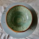 Tykwa w miedzianej kąpieli - wysoka misa ceramiczna i wazon