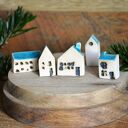 5 domków z ceramiki - miniaturowa dekoracja z detalami (komin, dachówka, okna, drzwi)