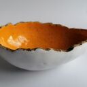Jajeczna miseczka "13" - ceramiczna dekoracja z pomarańczowym połyskiem