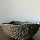 Misa ceramiczna z kolekcji Deep Line - ręcznie rzeźbiona, niebiesko-brązowa