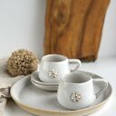 Zestaw dla dwojga Piegi ze stokrotką - białe filiżanki ceramiczne na paterze