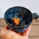 Ceramiczna filiżanka malinowa z buldożkiem francuskim