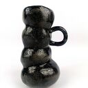 Ręcznie robiony wazon ceramiczny w czerni z delikatnymi szarymi prześwitami 