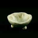 Beżowa miseczka ceramiczna w cętki, na trzech, okrągłych nóżkach