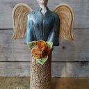 Ręcznie wykonany anioł ceramiczny w żakiecie z różami