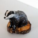 Borsuk ceramiczny - ręcznie wykonana figurka na drewnianej podstawie