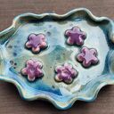 Mydelniczka ceramiczna Pełna Staw z fioletowymi kwiatami
