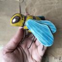 Pszczoła ceramiczna handmade na drucianych nóżkach
