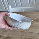 Biała miska ceramiczna w stokrotki do serwowania