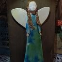 Anioł ceramiczny na desce 19x34 cm - ozdoba bożonarodzeniowa z zaczepami do zawieszenia