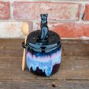 Urokliwa cukiernica - pojemnik na cukier z kotem Czarna Violetta z drewnianą łyżeczką (ceramika handmade)