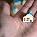 5 domków z ceramiki - miniaturowa dekoracja z detalami (komin, dachówka, okna, drzwi)