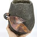 Wazon ceramiczny - rzeźba dekoracyjna z postarzanej miedzi