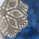 Granatowa patera ceramiczna z koronkowym motywem