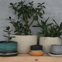 Ręcznie wykonana doniczka ceramiczna z surowej gliny