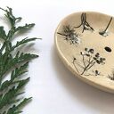 Ceramiczna mydelniczka z roślinnym wzorem