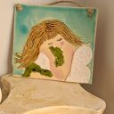 Aniołek ceramiczny do powieszenia na ścianę - rękodzieło Wolna Chwila (13x11 cm)