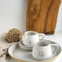 Zestaw dla dwojga Piegi ze stokrotką - białe filiżanki ceramiczne na paterze