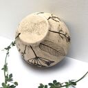 Ceramiczna miseczka z odbiciem polnych roślin