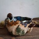 Kubek ceramiczny Leśny - handmade z paprociami, grzybami i jaszczurką