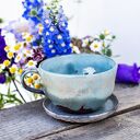 Ceramiczna filiżanka z figurką hipopotama - Karminowe blade i błękity, ok. 370 ml