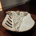 Ceramiczna patera z motywem kwiatowym