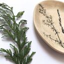 Ceramiczny talerzyk z odciskiem roślin - podstawka na biżuterię