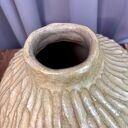 Wazon ceramiczny „Deep Lines” - unikatowa ceramika rzeźbiona
