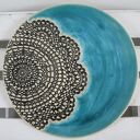 turkusowy talerz ceramiczny z koronką