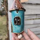 Turkusowy domek ceramiczny dzwonek Wolna Chwila - rękodzieło do ogrodu i na balkon