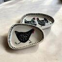 Zestaw ręcznie robionych talerzy ceramicznych z czarną kurką