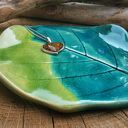 Ceramiczny talerzyk liść (c321) - turkusowa podstawka z jasnej gliny