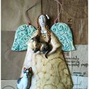 Aniołek beżowy z 2 kotami