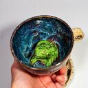 Filiżanka ceramiczna z figurką żabki - nakrapiany opal (ok 370-380 ml)