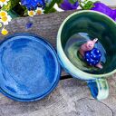 Turkusowa filiżanka do herbaty z ceramiczną figurką - rękodzieło