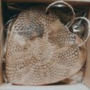 Ceramiczne serce z odciskiem serwetki - wyjątkowy wallhanging do domu