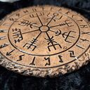 Ceramiczna podstawka rytualna Vegvísir z runami Futhark - rękodzieło z ceramiki