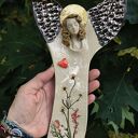 Ceramiczny anioł Łąka - ręcznie wykonana dekoracja na ścianę