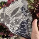 Misa ceramiczna na nóżkach z koronkowym wzorem