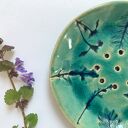 Ceramiczna mydelniczka z roślinnym motywem