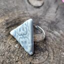 Trójkątny pierścionek ceramiczny z regulowaną obrączką