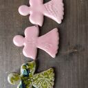 Magnesy ceramiczne aniołki - kolorowe podziękowanie dla gości