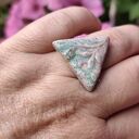Ręcznie wykonany trójkątny pierścionek ceramiczny z regulowaną obrączką