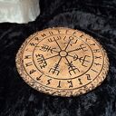 Ceramiczna podstawka rytualna Vegvísir z runami Futhark - rękodzieło z ceramiki